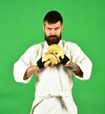 Üniformalı ve boks eldivenli karateci..