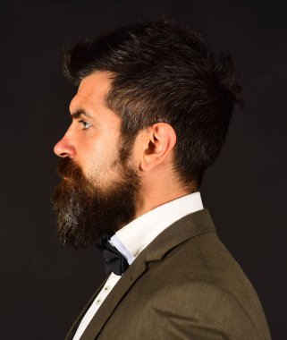 Genç sakallı iş adamı yan gözle bakıyor.