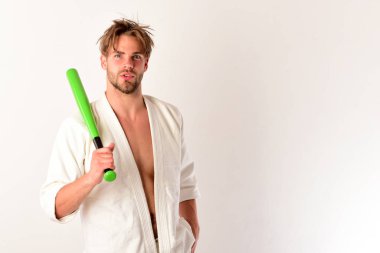 Ciddi yüzlü bir adam beyaz arka planda izole edilmiş..