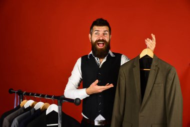 Tasarımcı ve takım elbise askısı. Neşeli yüzlü terzi.