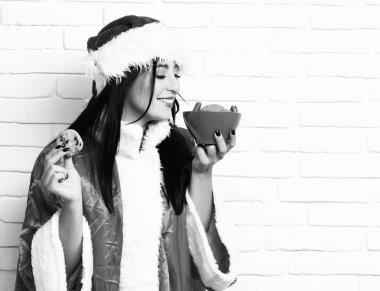 Çok tatlı seksi Noel Baba kız ya da yeni yılda gülümseyen esmer kadın.
