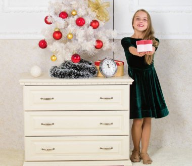 Noel ağacının yanındaki çocuk hediye kutusunda. Noel hediyelerini açma zamanı. Mutlu noeller. Hayaller gerçek olur. Çocuklarımız için en iyisi. Çocuk Noel 'i evde kutluyor. Yılın en sevdiğim günü.