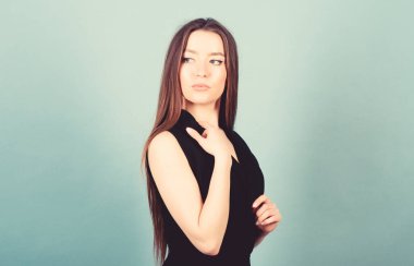 Günlük basit makyaj. Kozmetik ve güzellik. Uzun saçlı çekici bir kadın. Doğal güzellik. Güzellik salonu. Kendine güvenen inanılmaz güzel bir kız. Güzel kız cilt bakımı ve makyaj. Güzel bir yüz ve saç.