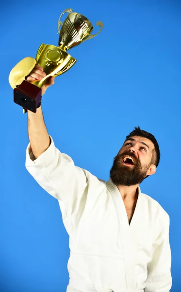 Hombre con barba en kimono blanco sobre fondo azul . —  Fotos de Stock