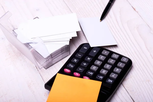 Schrijfgerei en rekenmachine. Visitekaartjes met kopieerruimte — Stockfoto