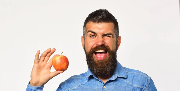 Фермер з кокетливим усміхненим обличчям тримає свіже яблуко . — стокове фото