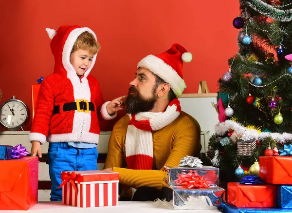 Concepto de vacaciones familiares. Familia de Navidad abre regalos —  Fotos de Stock