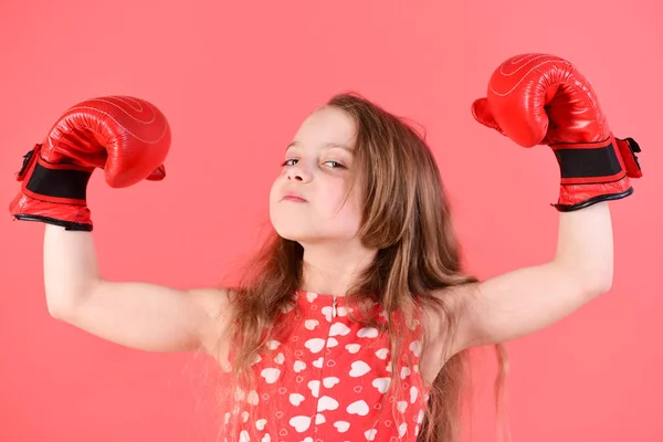 Brazos flexibles para niños con músculos, bíceps, tríceps en guantes de boxeo —  Fotos de Stock