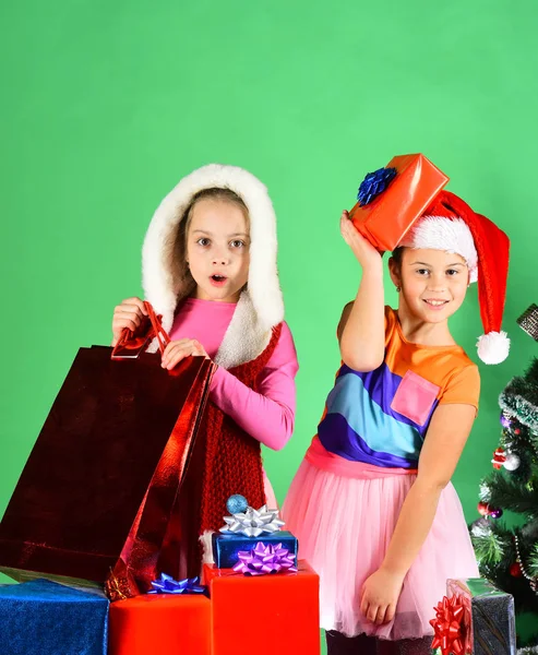 Concepto de venta infantil y de Navidad. Las niñas celebran Navidad —  Fotos de Stock