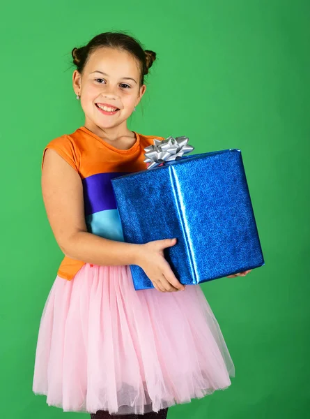 La signora apre il regalo blu per Natale. Bambino con il viso felice — Foto Stock