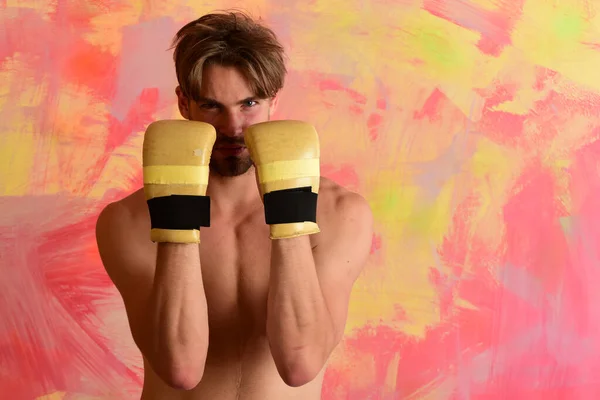 Concepto de entrenamiento de artes marciales mixtas. Tipo con torso desnudo — Foto de Stock