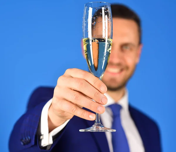 Gerentes de mano sostiene la copa de champán en primer plano —  Fotos de Stock