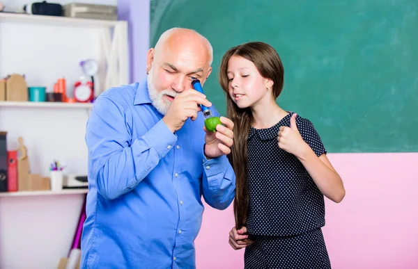 Terug naar school. Een biologieles. Pedagogisch vriendelijke soort. Pedagogische loopbaan. Educatieve activiteit. Meisje met mannenbijles. Ervaren pedagoog. Leerjongen. Leraar hulp schoolmeisje — Stockfoto