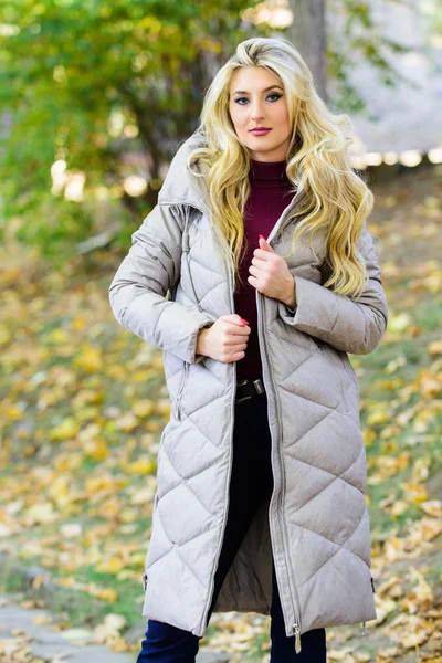 Oversized jastrend. Hoe je een kogelvrij vest moet dragen als een ster. Puffer mode trendconcept. Meisje modieuze blonde lopen in de herfst park. Een vrouw draagt een warm grijs jasje. Jacket die iedereen zou moeten hebben — Stockfoto