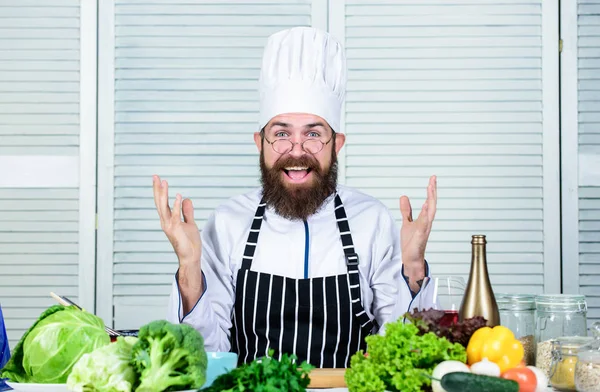 Gelukkige man met een baard. Chef recept. Vegetarische salade met verse groenten. Keuken culinair. Vitamine. Biologisch voedsel eten. Gezond eten koken. Volwassen hipster met baard. Controle van de kwaliteit — Stockfoto