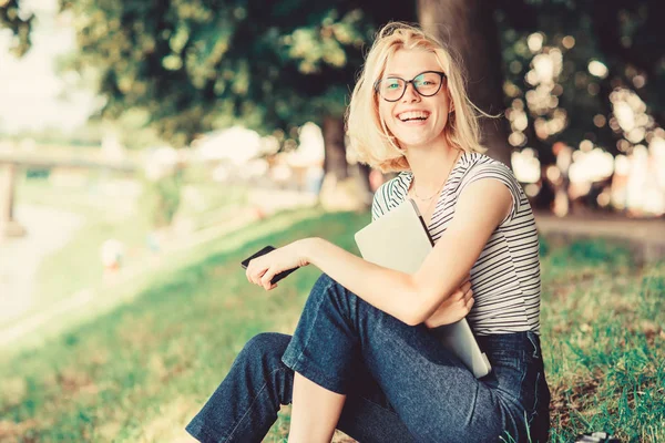 Écrivain avec cahier. femme a des affaires en ligne. Communication sur Internet. fille avec ordinateur portable. Blogueur s'inspirant de la nature. été en ligne. Blogger créer du contenu pour les réseaux sociaux. Enseignement à domicile — Photo