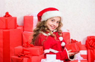 Noel Baba ona hediye getirmiş. Yılbaşı hediyelerini açıyorum. Mutlu yıllar konsepti. Kış tatili geleneği. Kız Noel 'i açık hediye kutluyor. Noel hediyesini açıyorum. Çocuk Noel hediyesiyle mutlu.