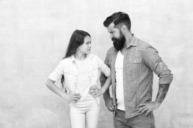 Bazen ebeveynlik yanlış anlaşılmayla ilgilidir. Aile çatışması. Sakallı hipster adam ve çocuk kız. Yüzleşme kavramı. Kaşlarını çatmış bir adam ve ciddi bir kız. Çatışmayı çözmek. Çatışma ve suç