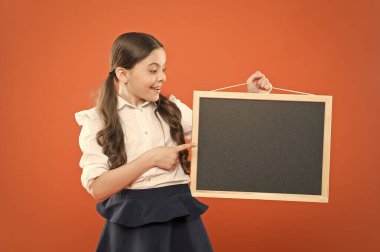 Şuna bak. tahta ile neşeli okul kız. okul üniforması mutlu öğrenci. kopya alanı. ticari pazarlama conept. işletme okulu reklamı. yeni alışveriş fikri. okul pazarı satışları. Tabela