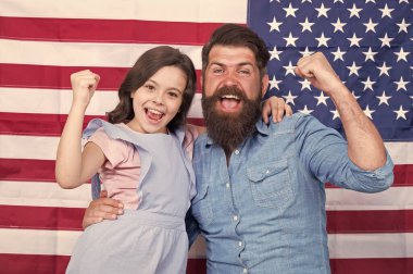 Amerikalı olmaktan gurur duyuyorum. Bağımsızlık gününü kutlayan Mutlu Amerikan ailesi. Sakallı adam ve amerikan bayrağı arka planda kazanan jestleri ile küçük çocuk. Amerikan rüyasını yaşamak