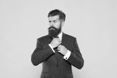 Yeni bir güne başla. Yakışıklı sakallı adam şirket lideri. Erkek güzellik modası. Başarılı ve karizmatik bir avukat. Liderlik. Hayat yönetimi. Üstün iş çözümleri. İş adamı kıyafeti