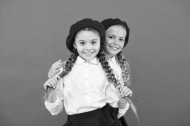 Gerçek arkadaşlar her zaman yanındadır. Arkadaşlık destek demektir. Kırmızı arka planda kızlar en iyi arkadaşlar. Sevimli oyuncu kız kız öğrenciler eğleniyor. Çocuklar uzun örgüsaç modeli sınıf arkadaşları arkadaşlar