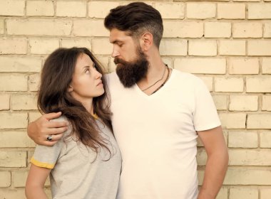 Samimiyet anları. Aşık bir çift. Tuğla duvara sarılan aile çifti. Sakallı bir adam ve seksi bir kadın sevgi dolu çift. Birlikte şehvetli çift