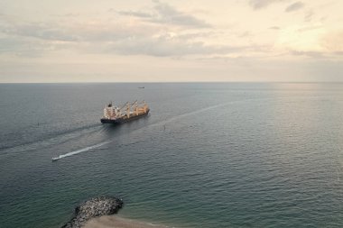 denizde kargo gemisi. ihracat ve ithalat konsepti. Denizde Mavna gemi kargo konteynerleri. kargo teslimatı. lojistik kavramı. nakliye kavramı. iş taşımacılığı. Yük ürünleri