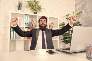 Başarılı bir iş adamı. Adam ofis çalışanı müzik kulaklık dinliyor. Muhasebeci sigorta acentesi favori müzik ile rahatlatıcı. Verimlilik kavramı. İyi bir ruh hali ve ilham. Motivasyonel müzik