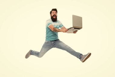 Hızlı internet. Dünya çapında çalışan teknolojiler. Adam hareket yakalanan modern dizüstü bilgisayar ile çalıştırın. Asla durma. Hipster dizüstü bilgisayar ile sakallı web geliştirici tasarımcısı veya programcı şaşırttı. Modern dizüstü bilgisayar konsepti