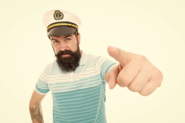 Gemiye hoş geldiniz. Geminin sakallı kaptanı. Deniz gezisi. Seyahat konsepti. Yaz tatili. Hipster sakal bıyıklı denizci şapkası. Yolcu gemisinin kaptanı. Vahşi denizci beyazüzerinde izole edilmiş. Kaptan kavramı
