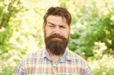 Adam sakallı hipster yeşil ağaçlar arka plan. Adam yaz doğada dinlenmek. Eko yaşam tarzı. Çevreile birleşmiş. Yakışıklı oduncu. Yaz ormanında erkek sakalı ve bıyığı. Yaz tatili konsepti