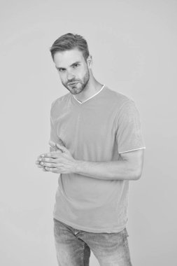 Karar. Aklında bir şey var. Sarı arka plan düşünen yakışıklı bir adam. Kıl ve şık saç modeli ile iyi bakımlı yakışıklı adam. Erkek güzelliği. Berber kuaför salonu. Yakışıklı sakallı adam