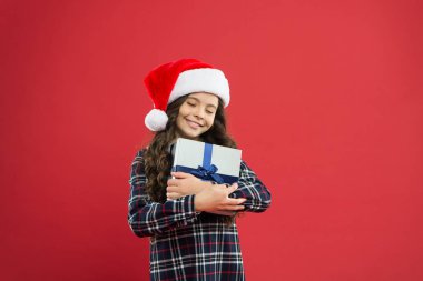 Alıcı hediye. Hediye dağıtım servisi. Duygusal bir bebek. Küçük kız hediye kutusunu tutuyor. Kış tatili Mutlu noeller. Noel Baba hediyesi. Hediye alışverişi. Küçük çocuk Noel geleneklerinin keyfini çıkar.