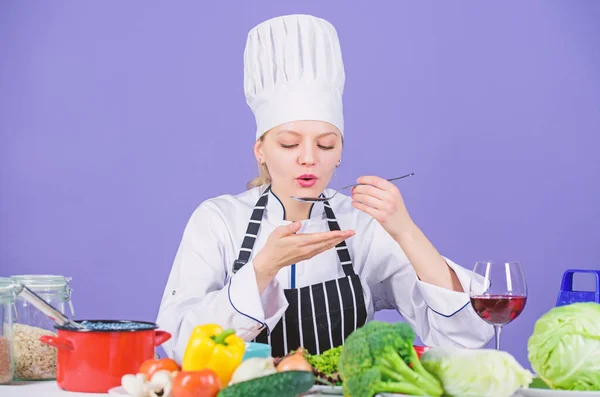 Gourmet huvudrätt recept. Läckra recept koncept. Flicka i hatt och förkläde. Matlagning hälsosam mat. Färska grönsaker ingredienser för matlagning måltid. Låter start matlagning. Kvinna kock Matlagning hälsosam mat — Stockfoto