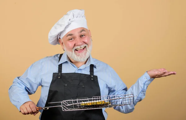 Perfecte dag voor barbecue. Keukenregels. Maak het eten klaar voor familie. Familieweekend. Oudere man met koksmutsen. Kook mannen met een baard. kookgerei voor de barbecue. de voorkeur grill voedsel. Picknick en barbecue — Stockfoto