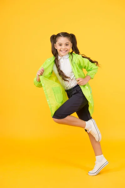 Vente d'automne en ce moment. imperméable imperméable écolière active. vêtements résistant à l'eau. de bonne humeur. protégé pour le printemps. mode enfant d'automne. temps pluvieux sec et confortable. petite fille imperméable — Photo