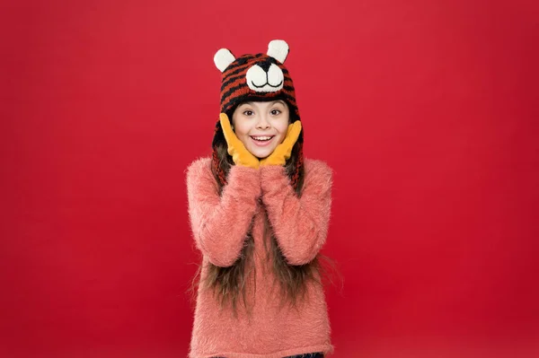 Não esperava surpresa. Hora do Natal. moda para crianças. acessórios de malhas engraçadas. pequena menina feliz em chapéu de malha. criança alegre em luvas usam roupas quentes. divirta-se nas férias de inverno — Fotografia de Stock