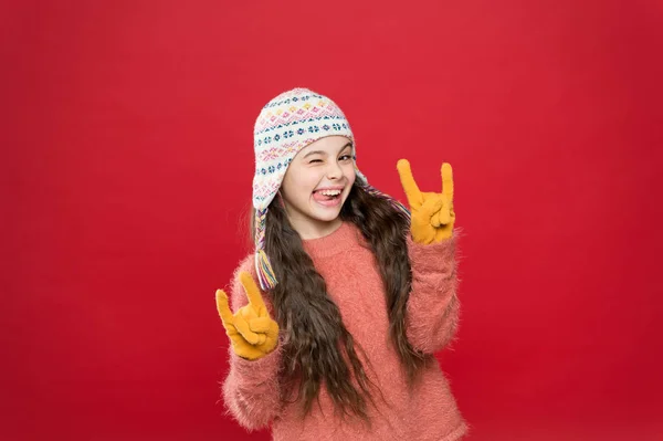 Γίνε ο αγοραστής. μικρό χαρούμενο κορίτσι με πλεκτό καπέλο. χαρούμενο παιδί με γάντια φοράει ζεστά ρούχα. Καλά να περάσετε στις χειμερινές διακοπές. Χριστούγεννα. μόδα για τα παιδιά. αστεία πλεκτά αξεσουάρ — Φωτογραφία Αρχείου