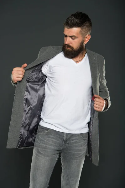 Estilo adaptado ao negócio. Hipster colocar em jaqueta estilo casual. Homem barbudo usar bigode na moda e barba estilo de cabelo. Moda e estilo — Fotografia de Stock