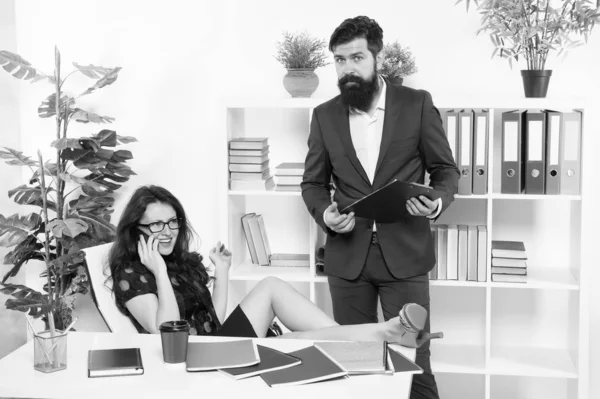 Relaciones laborales. Profesionales empresariales en el lugar de trabajo. Pareja de trabajo resolver el problema del lugar de trabajo. Hombre barbudo y mujer sexy en la oficina. Desarrollo de la relación laboral — Foto de Stock