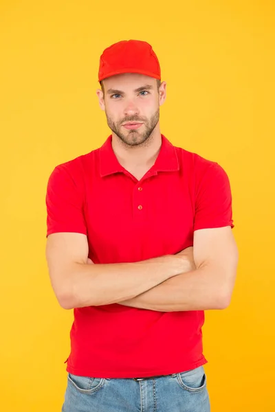 Primeiro trabalho como barista. uniforme de caixa de cara sério. Restaurante café vaga pessoal. homem serviço de entrega fundo amarelo. assistente de venda amigável. melhor entregador de pedidos. conceito de compras bem sucedido — Fotografia de Stock