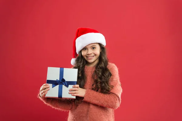 Boldoggá tenni a gyerekeket. A kisgyerek élvezi a karácsonyi hagyományokat. Ajándék kézbesítő szolgálat. Érzelmes gyerek. Egy kislánynál van az ajándékdoboz. Téli ünnepek. Boldog karácsonyt! Télapó ajándéka. Ajándékvásárlás — Stock Fotó