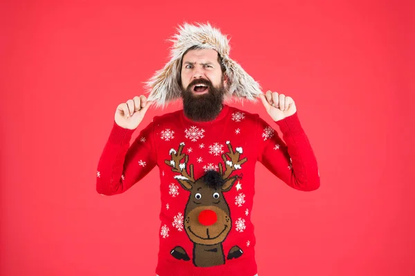 Cover every part of yourself. merry christmas. male winter fashion. feel cosy any weather. wear warm clothes in cold season. happy hipster with beard in favorite sweater. knitwear and fur accessory — Stock Photo, Image