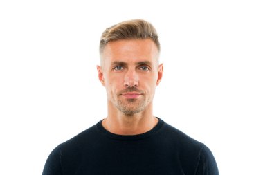 Berber tımar sağlıyor. Beyaz tenli yakışıklı adam. Sakallı bir adam. Bıyıklı berber. Berber servisi. Kuaförlük ve stil. Berber dükkanı ve kuaför salonu. Sadece erkekler için berber dükkanı