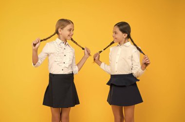 Eğitim, bilgi edinme süreci adım adımdır. Sınıf arkadaşları okulda eğleniyor. Arkadaşlar sevimli öğrenciler. Schoolgirls resmi tarzı okul üniforması. Mutlu çocukluk. Okul eğitimi kavramı