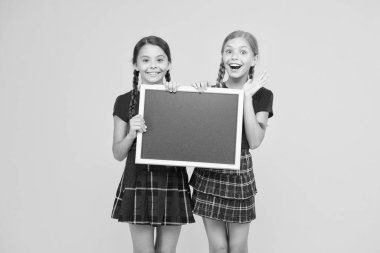 Sınıf arkadaşları girişim ekibi. Okul kulübüne katıl. Öğrenciler topluluğu. Amigoluk dersleri. Okul programı. Okul kızlar Sevimli öğrenciler kırmızı üniforma tutun tahta kopya alanı. Okul duyurusu konsepti