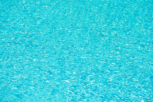Wasser ist einfach toll. Pool-Party-Spaß. bali spa hotel. Wasser Pool Hintergrund. Sommerurlaub in Miami. Blaues Wasser. türkisfarbenes Paradies. Strandleben. Malediven und Bahamas. Schwimmen im Meer oder in der Karibik — Stockfoto