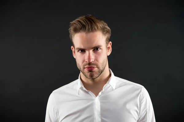 Estilo de cabelo que combina com a cara dele. Um homem bonito com cabelo loiro. Jovem com barba elegante e cabelo bigode. Limpeza pessoal. Barbearia. Barbeiro barbudo. Salão de cabeleireiro. Cabeleireiro e penteado — Fotografia de Stock