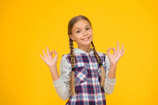 Alles ist in Ordnung. Glücklicher Kindertag. kleines Mädchen karierte Jacke. Herbstzeit. Hipster Mädchen gelben Hintergrund. glückliche Schulmädchen lässigen Stil. Kindermode. Kind niedliche blonde Haare. Kinderglück — Stockfoto